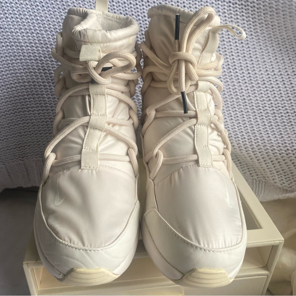 NIKE Women's Tanjun High Rise Boots/Shoes in Off White size 9